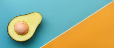 arka plan için ikiye dilimlenmiş avokado yakın çekim