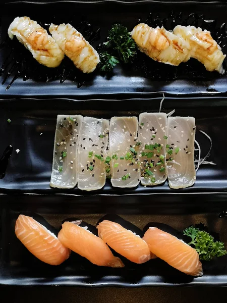 Närbild Färsk Sushi Keramiska Skålen Japansk Mat — Stockfoto