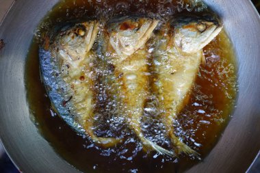 Pan petrol Tay tarzı yiyecek kızarmış Uskumru balığı