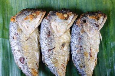Muz yaprağına kızarmış Uskumru balığı 