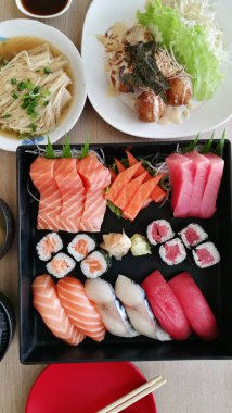 Çiğ balık sashimi seti.