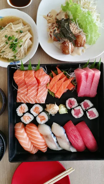 Çiğ balık sashimi seti.