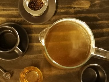 Ahşap arka planda bir cam bardak çay üst görünümü