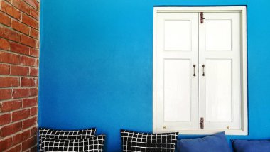 mavi duvar arka plan üzerinde beyaz pencere yakın