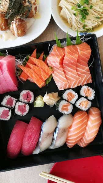 Japon Yemekleri Suşi Somon Ton Balıklı Sushi — Stok fotoğraf