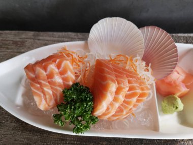 Bir dilim somon balığı, Japon yemeği.