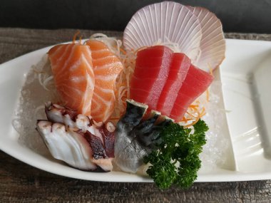 Çiğ balık sashimi seti