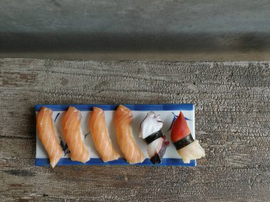 Japon yemekleri - suşi somon ve ton balıklı sushi           