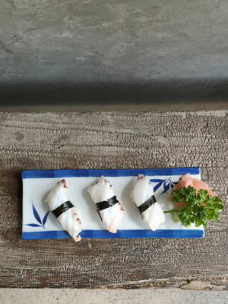 Geleneksel Japon Seramik Çanak Üzerine Suşi Tako Japon Gıda Tarzı — Stok fotoğraf