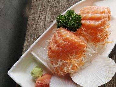 Bir dilim somon balığı, Japon yemeği.