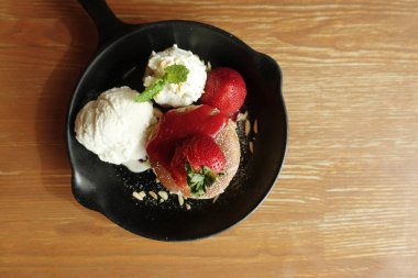 Çilek ve dondurma tatlısı ile gözleme üst görünümü