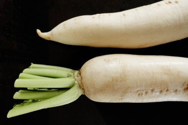 siyah arka plan üzerinde taze beyaz turp yakın