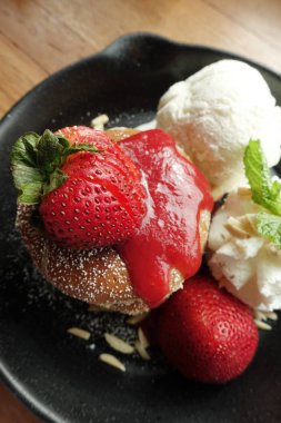 Çilek ve dondurma tatlısı ile gözleme üst görünümü