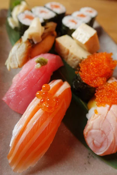 Închiderea Sushi Proaspăt Farfurie Ceramică Mâncare Japoneză — Fotografie, imagine de stoc
