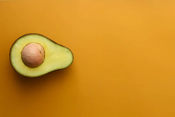 Närbild Avokado Skivade Hälften Gul Bakgrund — Stockfoto