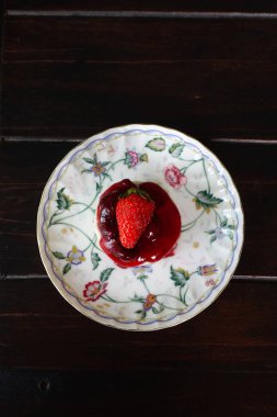 Tabakta taze çilek ile Çilek reçeli