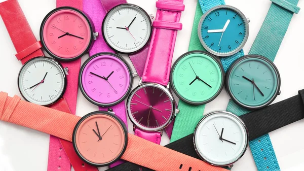 Conjunto Relógios Pulso Multicoloridos Isolados Fundo Branco — Fotografia de Stock