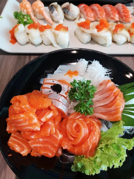 Çiğ deniz mahsulü saşimi seti, Japon yemeği.