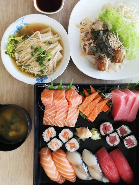 Çiğ deniz mahsulü saşimi seti, Japon yemeği.