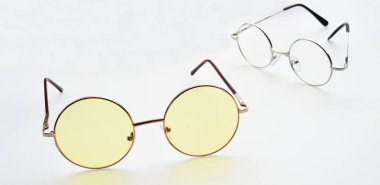 Beyaz arka planda izole edilmiş modern moda güneş gözlükleri