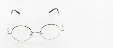 Beyaz arka planda izole edilmiş modern moda güneş gözlükleri