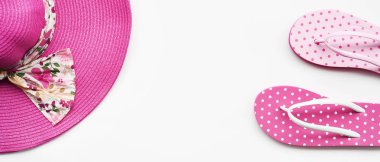 beyaz arka plan üzerinde yaz şapka ve sandalet yakın