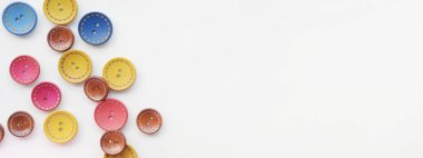 Beyaz arka planda izole edilmiş güzel renkli ahşap düğmeler