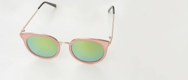 Beyaz arka planda izole edilmiş modern moda güneş gözlükleri