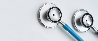 Beyaz arkaplanda izole edilmiş steteskopu kapat