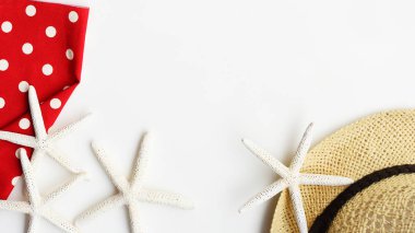 Yaz hasır şapka ve beyaz arka plan üzerinde izole denizyıldızı