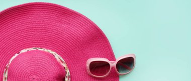 Yaz şapka ve güneş gözlüğü arka planı için