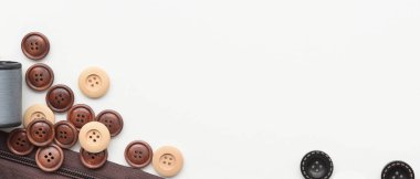 Beyaz arka planda izole edilmiş dikiş iplikleri ve dikiş aksesuarları ile kompozisyon