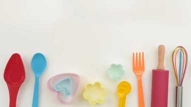 Beyaz arkaplanda izole edilmiş pişirme aletleri ve yemek pişirme konseptini kapat         