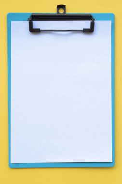 Sarı arkaplan üzerine boş kağıdı kapat