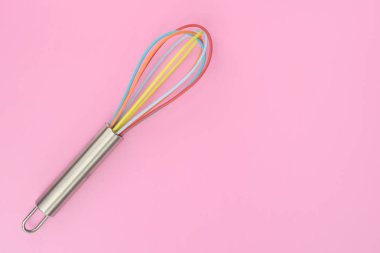 pembe arka plan üzerinde renkli mutfak çırpıcı yakın