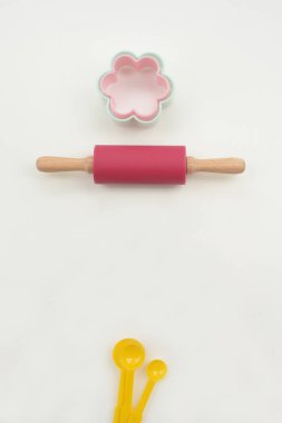 Beyaz arkaplanda izole edilmiş pişirme aletleri ve yemek pişirme konseptini kapat         