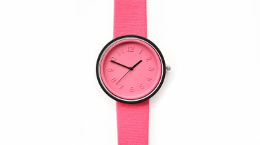 Beyaz arka plan üzerinde izole pembe kol saatleri, yakın çekim          