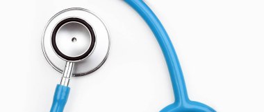 Beyaz arkaplanda izole edilmiş steteskopu kapat