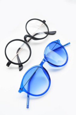 Beyaz arka planda izole edilmiş modern moda güneş gözlükleri