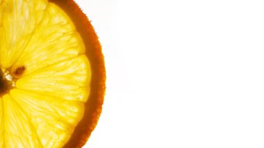 Beyaz arkaplanda izole edilmiş turuncu dilimi kapat