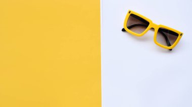 Beyaz ve sarı arka planda modern moda güneş gözlükleri