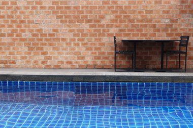 Yüzme havuzlu eski kırmızı tuğla duvar dokusu