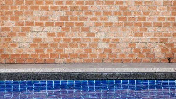 Alte Rote Backsteinmauer Mit Schwimmbad — Stockfoto