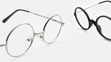 Beyaz arka planda izole edilmiş modern moda güneş gözlükleri