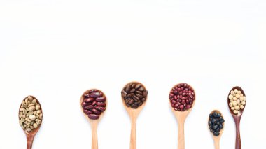 Beyaz arka planda izole edilmiş fasulye ve mercimek çeşitleri.