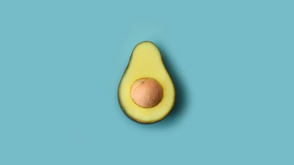 Nahaufnahme Einer Halbierten Avocado Auf Blauem Hintergrund — Stockfoto