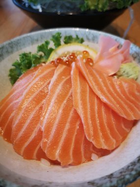 Bir dilim somon balığı, Japon yemeği.