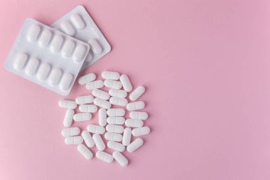 Pembe arka planda çok fazla ilaç var. Sağlık sigortası konsepti. Metin için boşluk.