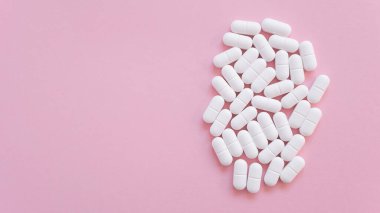 Pembe arka planda çok fazla ilaç var. Sağlık sigortası konsepti. Metin için boşluk.