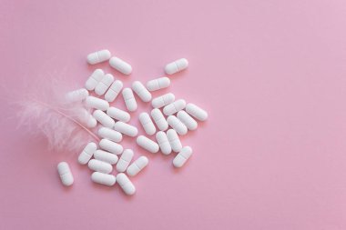 Pembe arka planda çok fazla ilaç var. Sağlık sigortası konsepti. Metin için boşluk.